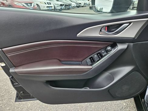 Used 2018 MAZDA MAZDA3 Touring FWD image 18