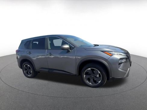 Used 2025 Nissan Rogue SV FWD image 2
