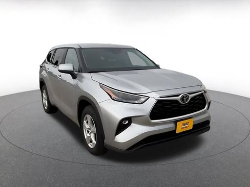 Used 2025 Toyota Highlander LE FWD image 3