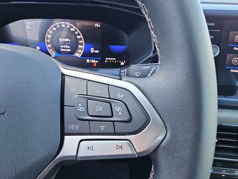 Used 2023 Volkswagen Taos SE w/ Panoramic Sunroof Package FWD image 17