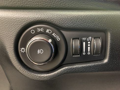 Used 2025 Chrysler Pacifica Limited FWD image 28