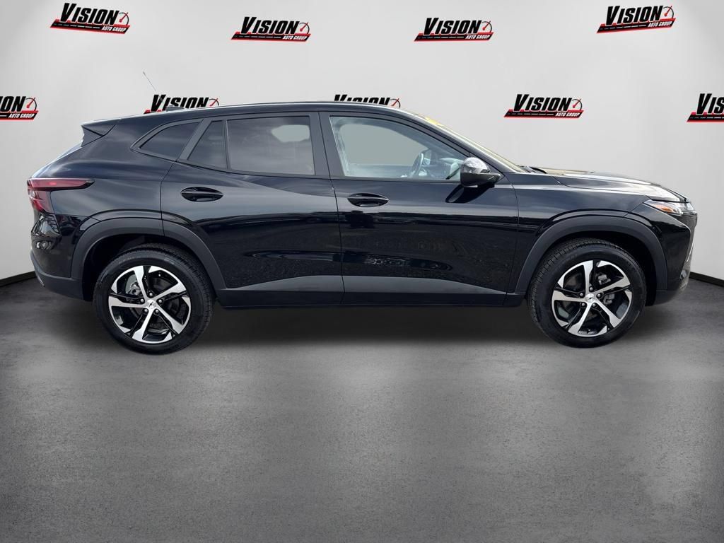 Used 2024 Chevrolet Trax RS w/ Sunroof Package FWD image 6