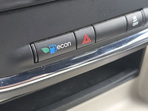 Used 2017 Dodge Grand Caravan SXT image 2