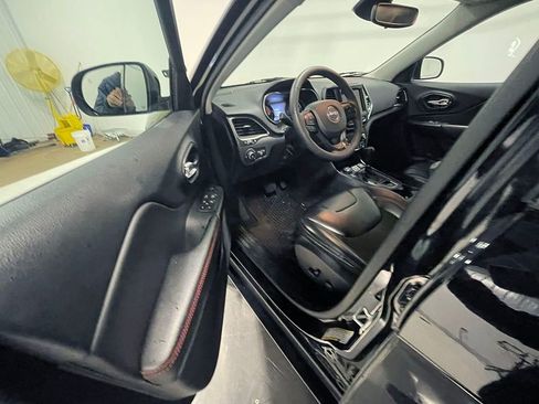 Used 2022 Jeep Cherokee Trailhawk image 18