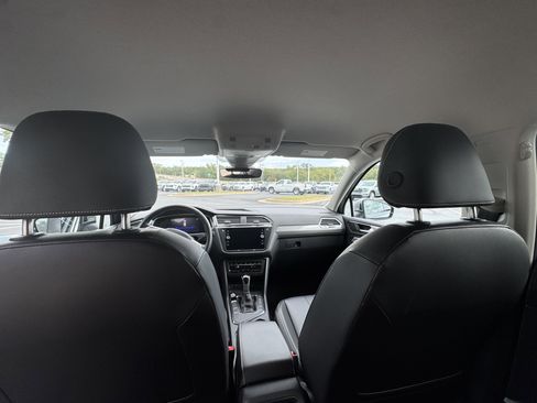 Used 2024 Volkswagen Tiguan SE image 11