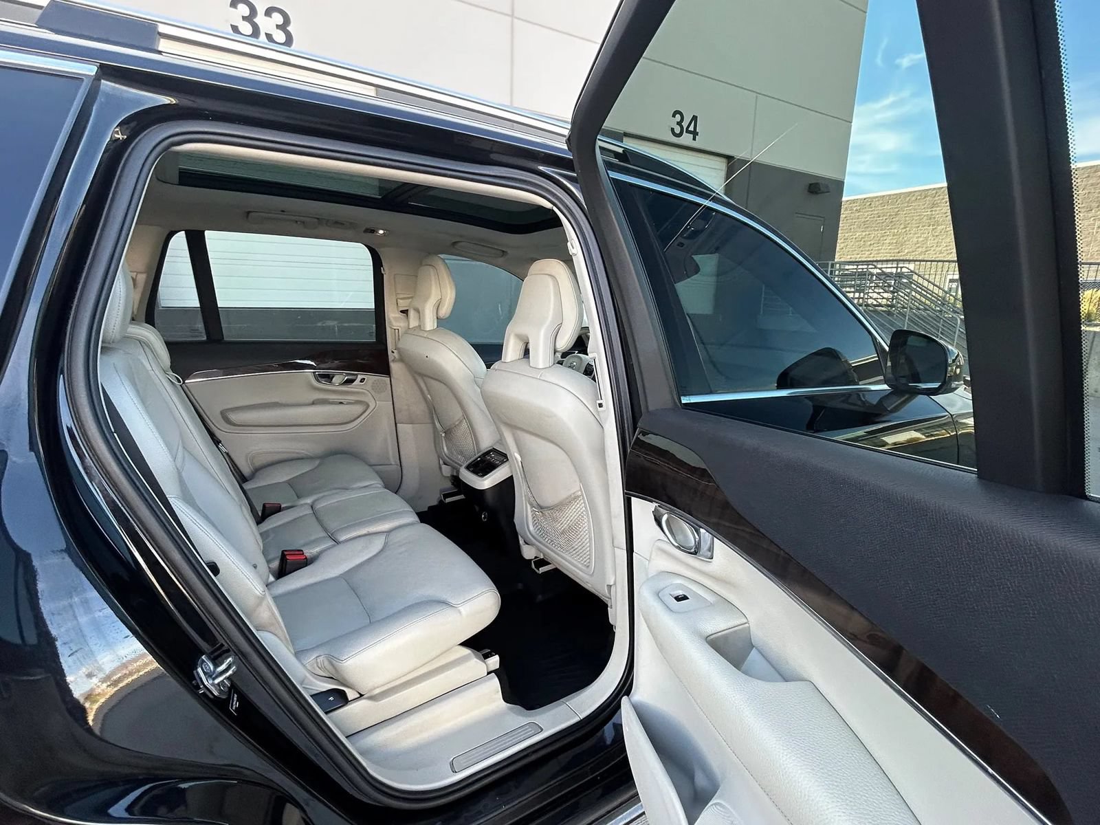 Used 2016 Volvo XC90 T6 Momentum w/ Momentum Plus Package AWD/4WD image 12
