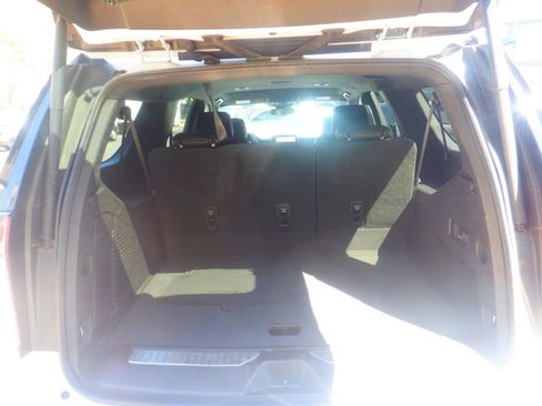 Used 2023 Chevrolet Suburban Premier image 6