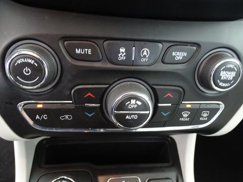 Used 2019 Jeep Cherokee Limited AWD/4WD image 13