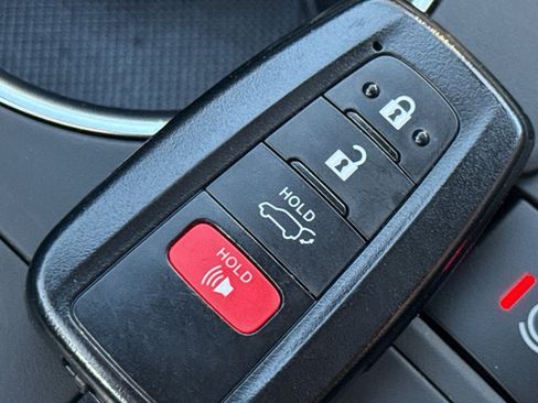 Used 2022 Toyota Highlander XLE AWD/4WD image 40