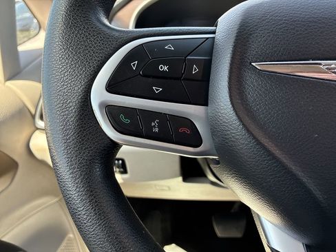 Used 2017 Chrysler Pacifica Touring FWD image 23