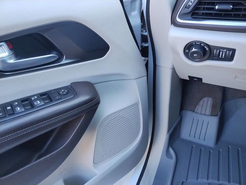 Used 2017 Chrysler Pacifica Touring-L w/ Tire & Wheel Group image 4