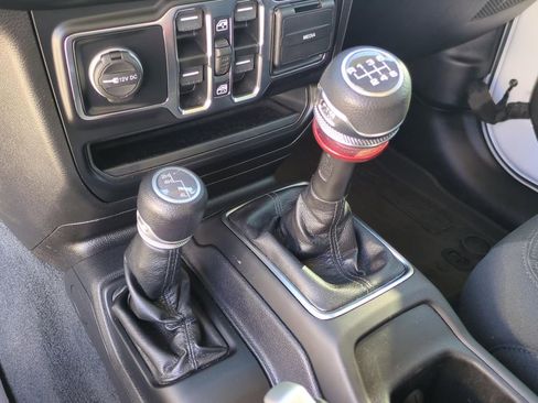 Used 2022 Jeep Gladiator Willys image 26