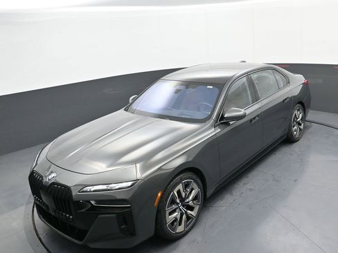 Used 2023 BMW 760i xDrive w/ Executive Package image 35