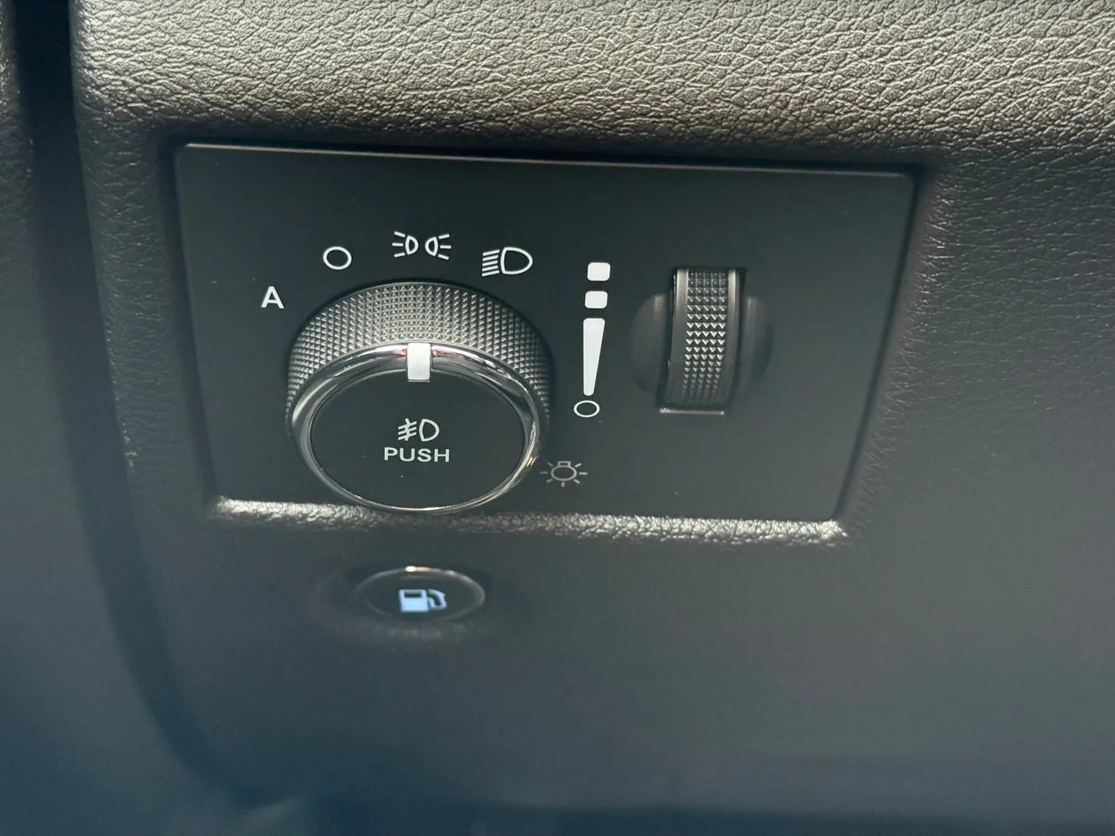 Used 2018 Jeep Grand Cherokee Altitude AWD/4WD image 39