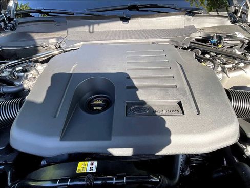 New 2025 Land Rover Discovery Dynamic SE image 13