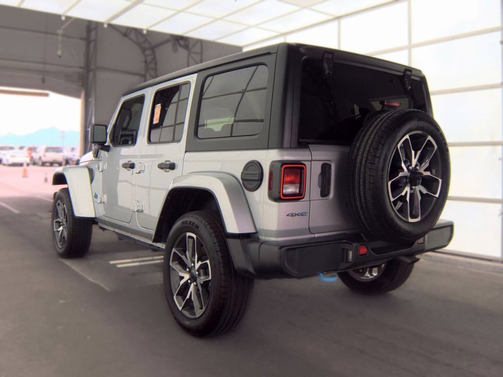 Used 2024 Jeep Wrangler Unlimited w/ Technology Group AWD/4WD image 8