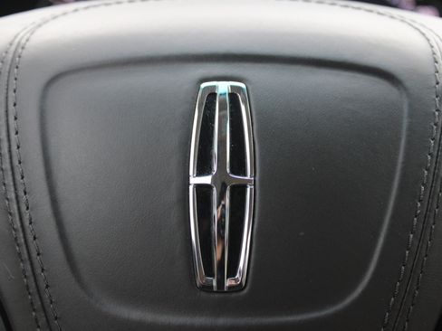 Used 2020 Lincoln MKZ image 9