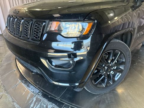 Used 2018 Jeep Grand Cherokee Altitude AWD/4WD image 9