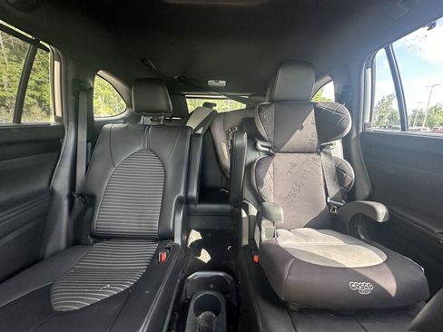 Used 2025 Toyota Highlander XSE AWD/4WD image 13