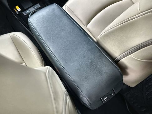 Used 2020 Toyota Prius XLE image 16