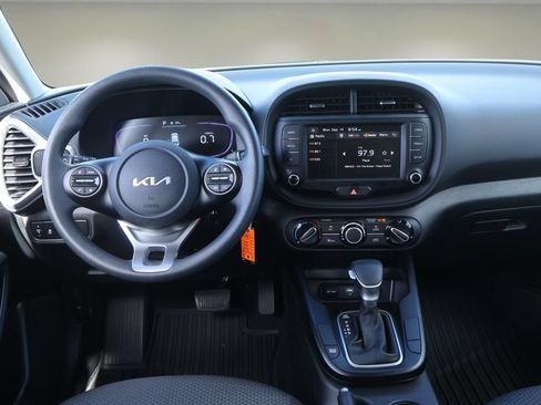 Used 2025 Kia Soul LX w/ LX Technology Package FWD image 14