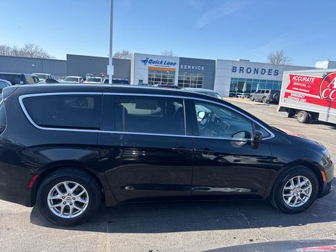 Used 2023 Chrysler Voyager LX image 6