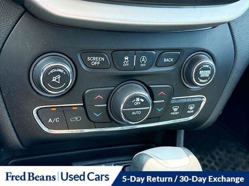 Used 2016 Jeep Cherokee Trailhawk w/ Comfort/Convenience Group AWD/4WD image 18