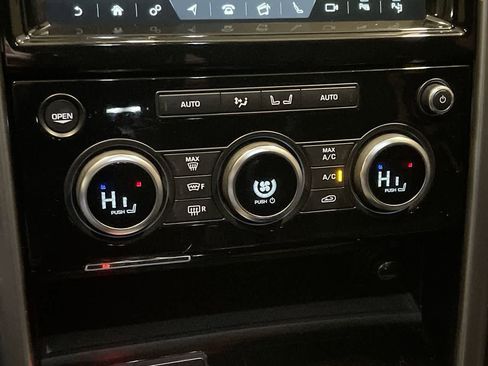 Used 2020 Land Rover Discovery HSE image 19