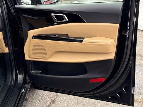 Used 2024 Kia Carnival EX image 8