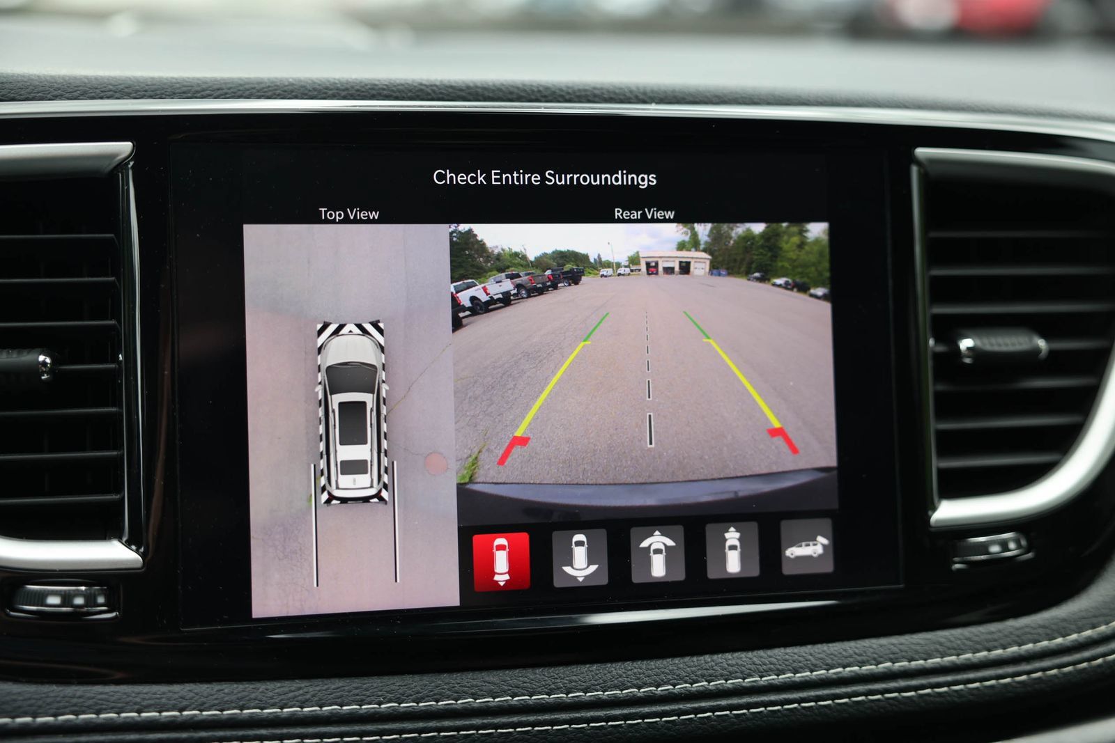 Used 2024 Chrysler Pacifica Limited FWD image 27