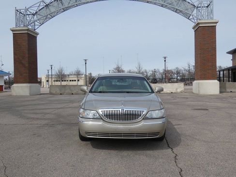 Used 2008 Lincoln Town Car Signature Limited image 5
