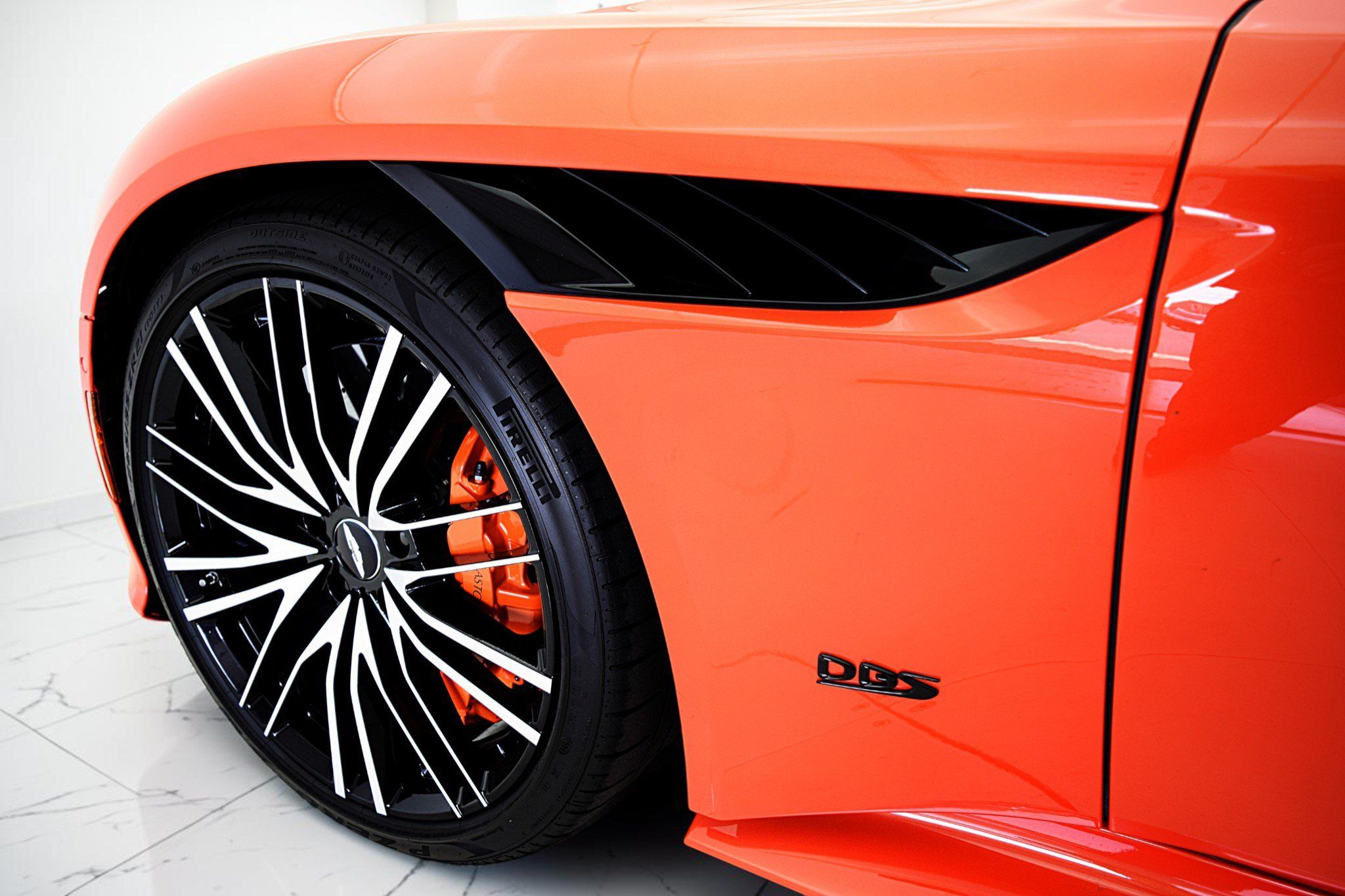 Used 2023 Aston Martin DBS Superleggera Volante RWD image 14