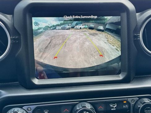 Used 2022 Jeep Wrangler Unlimited Sahara AWD/4WD image 15