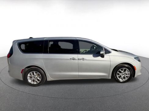 Used 2023 Chrysler Voyager LX image 16
