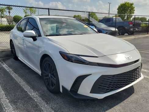 Used 2025 Toyota Camry SE FWD image 3