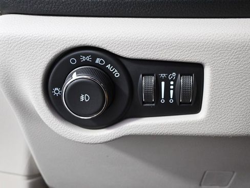 Used 2023 Chrysler Pacifica Touring-L FWD image 25