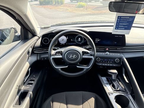 Certified 2025 Hyundai Elantra SEL FWD image 16