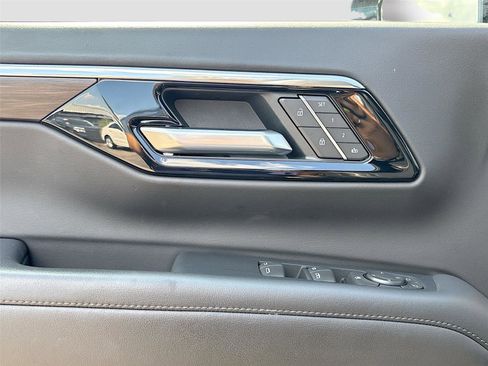 Used 2025 Chevrolet Suburban Z71 AWD/4WD image 18