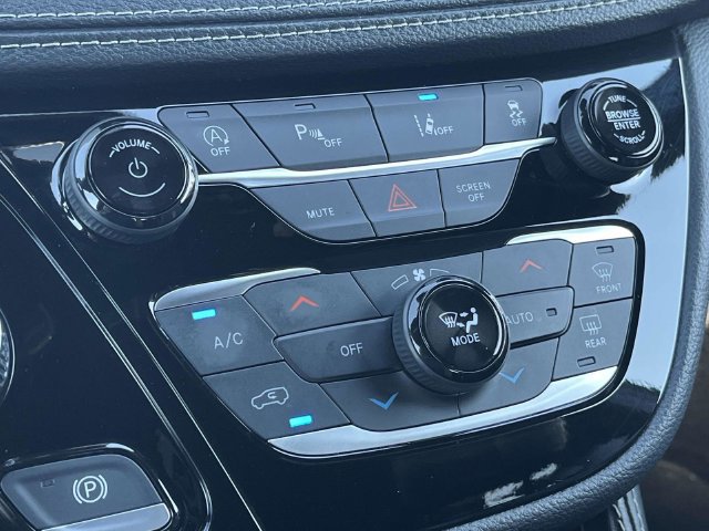 Used 2025 Chrysler Pacifica Limited FWD image 38