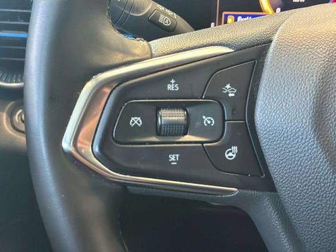 Used 2025 Chevrolet Trax LT w/ LT Convenience Package FWD image 28