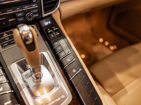 Used 2016 Porsche Panamera 4 image 31