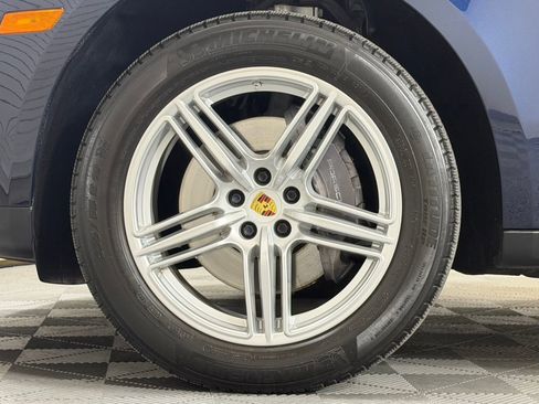 Certified 2021 Porsche Macan image 14