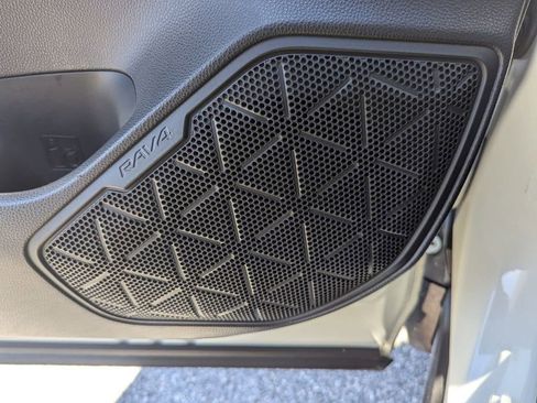 Used 2022 Toyota RAV4 SE image 16