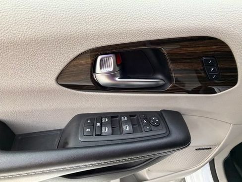 Used 2022 Chrysler Pacifica Limited FWD image 28