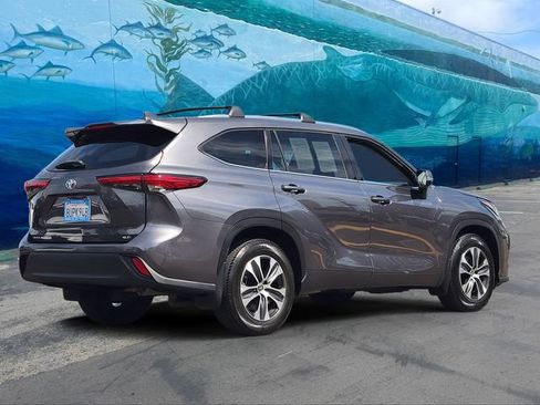 Used 2021 Toyota Highlander XLE FWD image 4