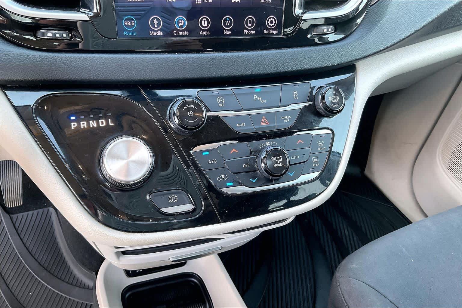 Used 2019 Chrysler Pacifica Touring Plus w/ Tire & Wheel Group FWD image 32