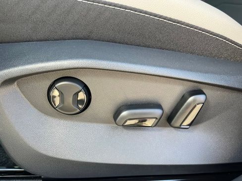 New 2025 Volkswagen Taos SE image 7