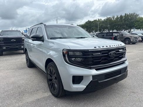 Used 2025 Ford Expedition Platinum w/ Stealth Appearance Package AWD/4WD image 3