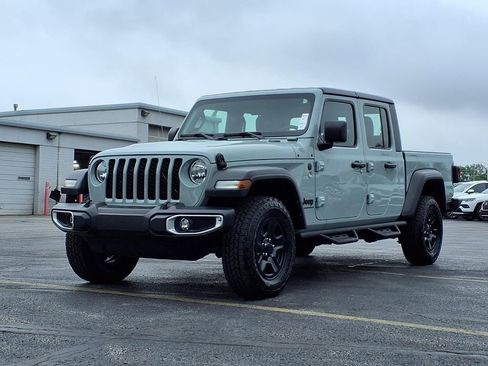 Used 2023 Jeep Gladiator Sport AWD/4WD image 2