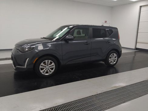 Used 2023 Kia Soul LX image 2